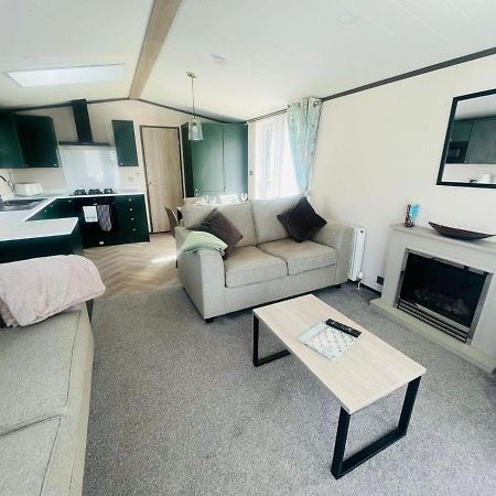 Evergreen Lodge With Hot Tub York Bagian luar foto