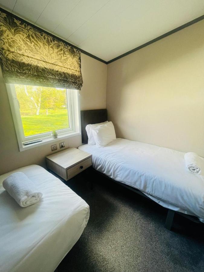 Evergreen Lodge With Hot Tub York Bagian luar foto
