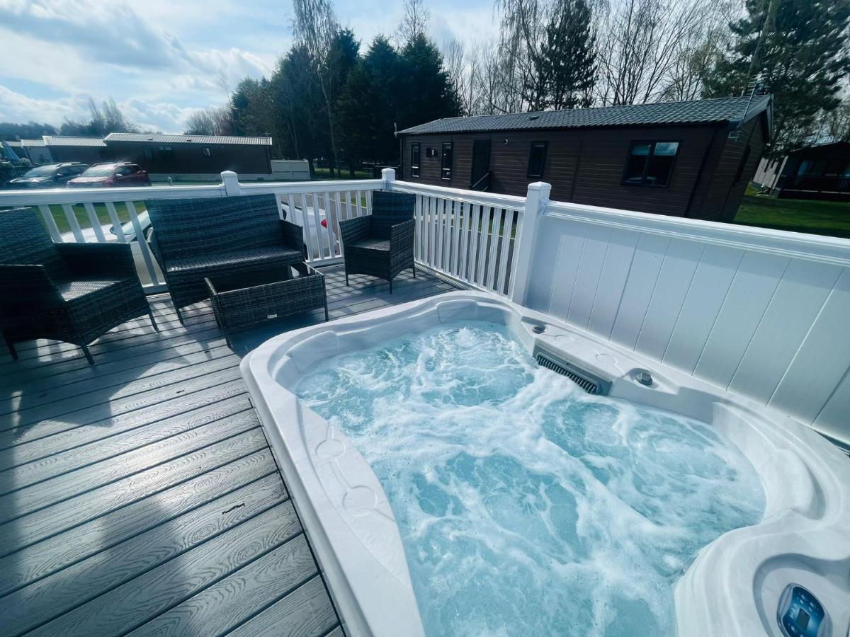 Evergreen Lodge With Hot Tub York Bagian luar foto
