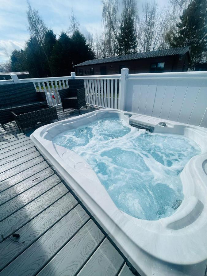 Evergreen Lodge With Hot Tub York Bagian luar foto