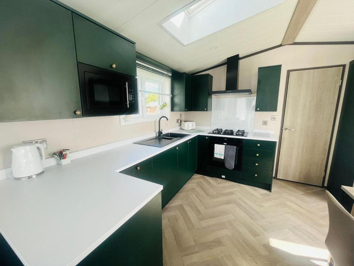Evergreen Lodge With Hot Tub York Bagian luar foto
