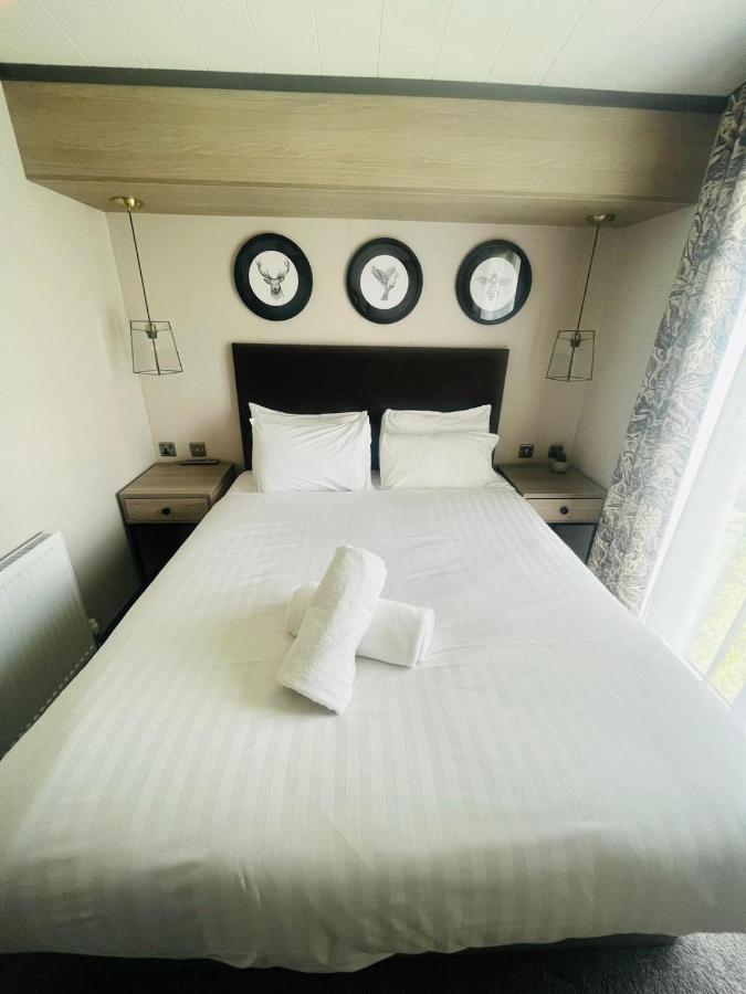 Evergreen Lodge With Hot Tub York Bagian luar foto