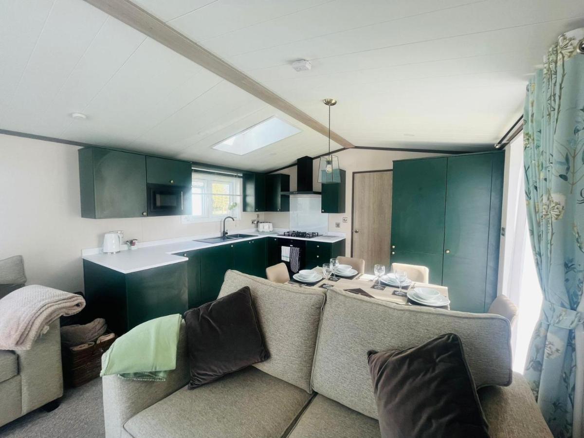 Evergreen Lodge With Hot Tub York Bagian luar foto