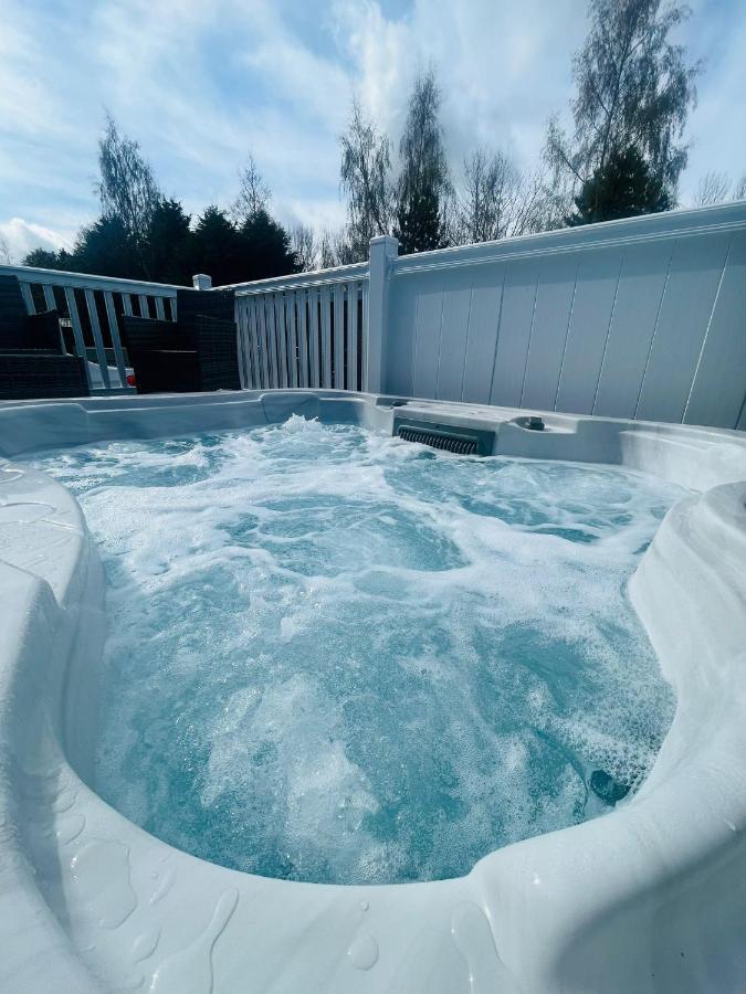 Evergreen Lodge With Hot Tub York Bagian luar foto